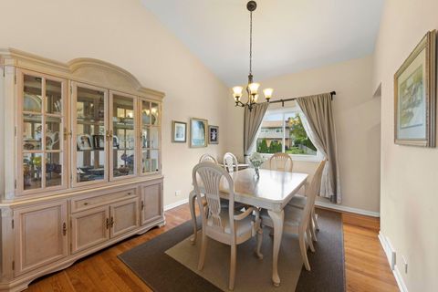 Tiny photo for 2426 S Shag Bark Trail, Arlington Heights, IL 60005 (MLS # 12632337)