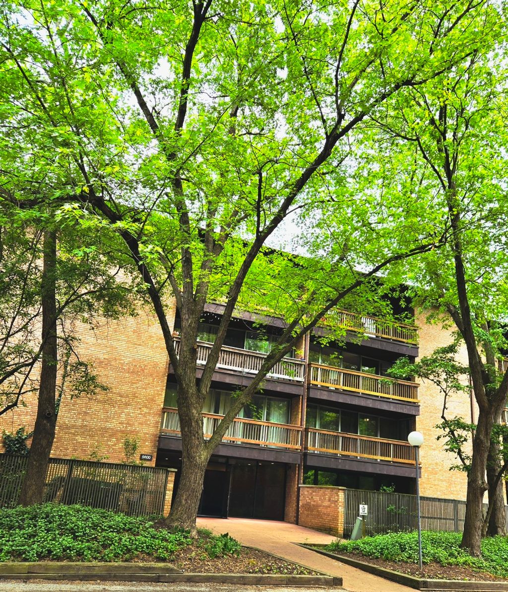 Photo for 5600 Hillcrest Lane #2K, Lisle, IL 60532 (MLS # 12500143)