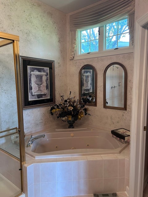 Tiny photo for 8 Canterbury Court, Lake In The Hills, IL 60156 (MLS # 12712784)