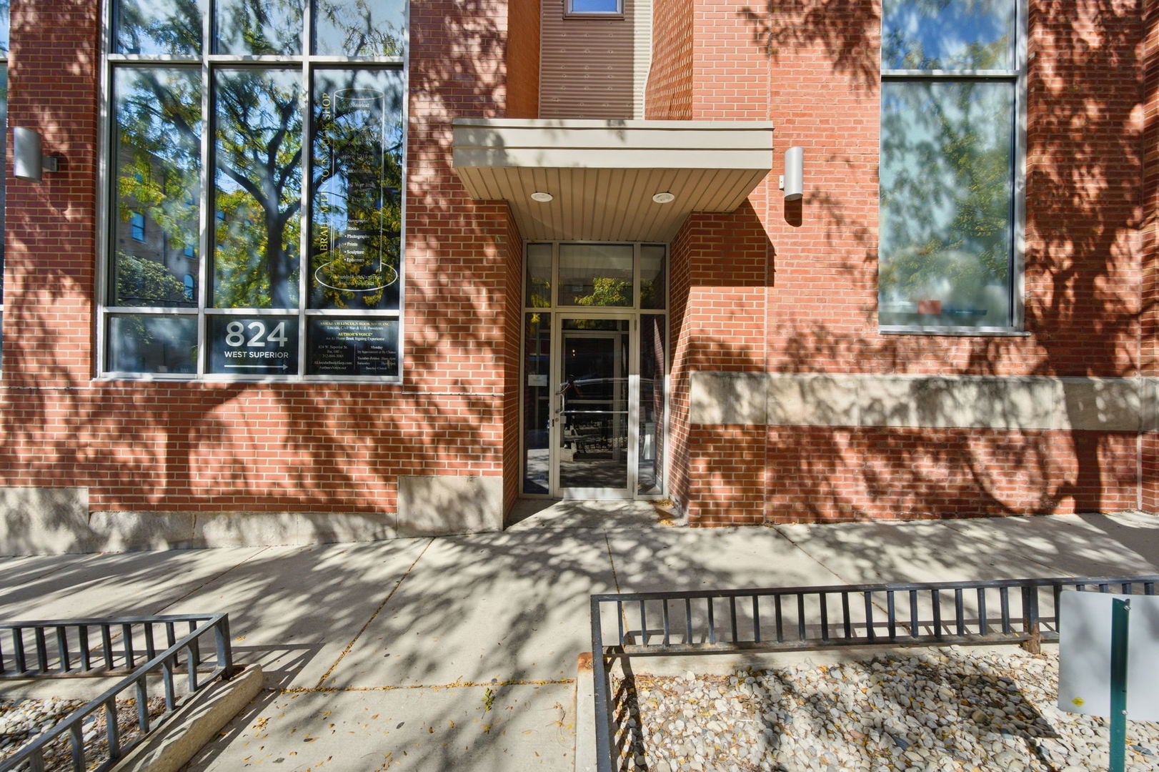 824 W SUPERIOR Street 409
