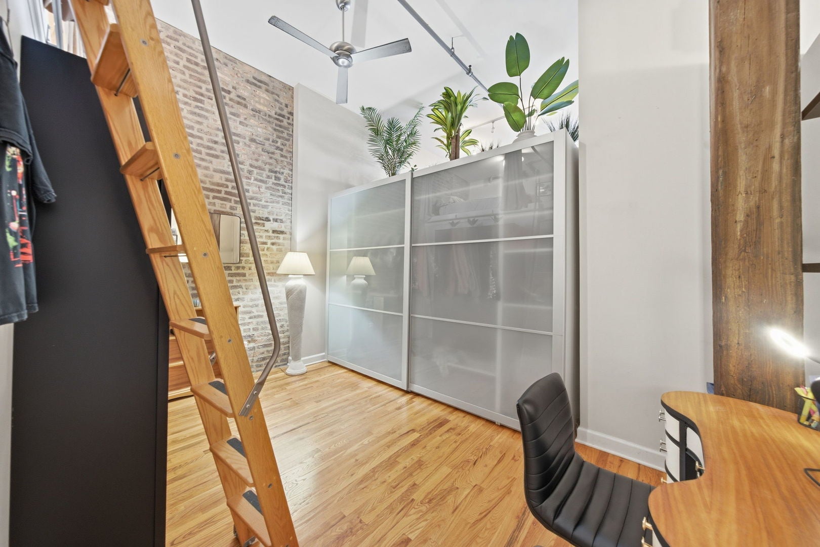 824 W SUPERIOR Street 409