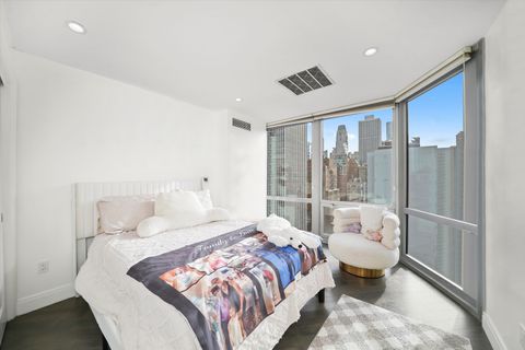 Tiny photo for 21 W Goethe Street #18GH, Chicago, IL 60610 (MLS # 12617823)