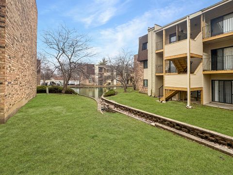 Tiny photo for 191 N Waters Edge Drive #101, Glendale Heights, IL 60139 (MLS # 12585751)