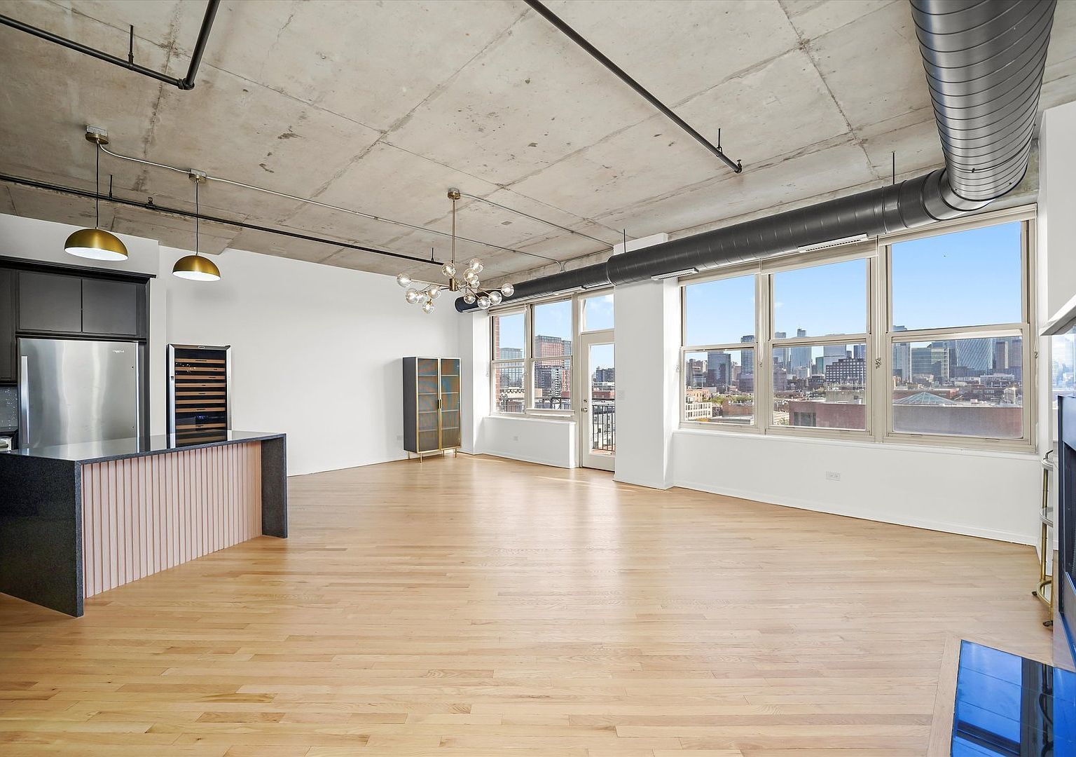 6 S Laflin Street 910