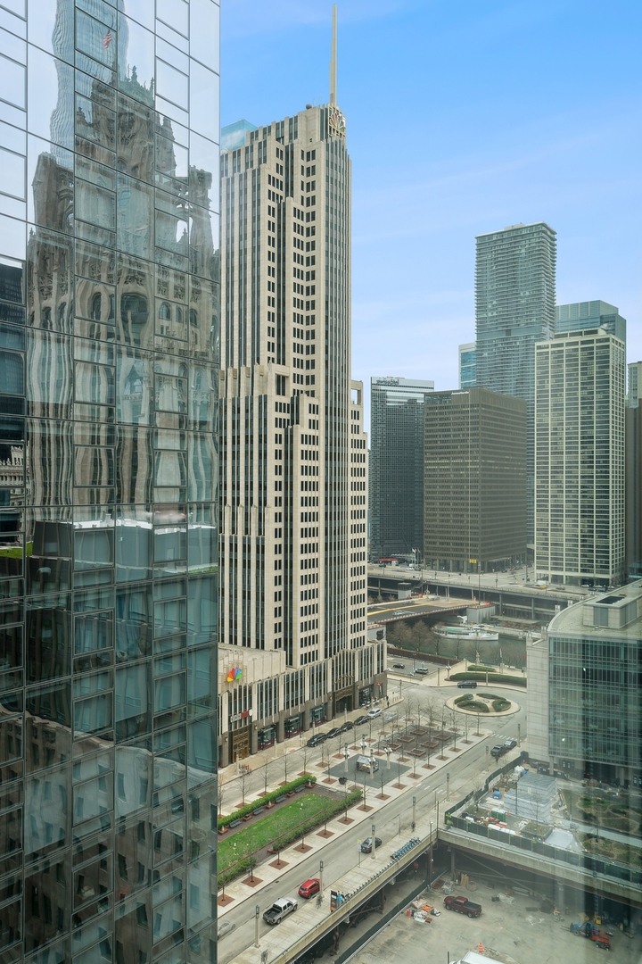 160 E ILLINOIS Street 2006