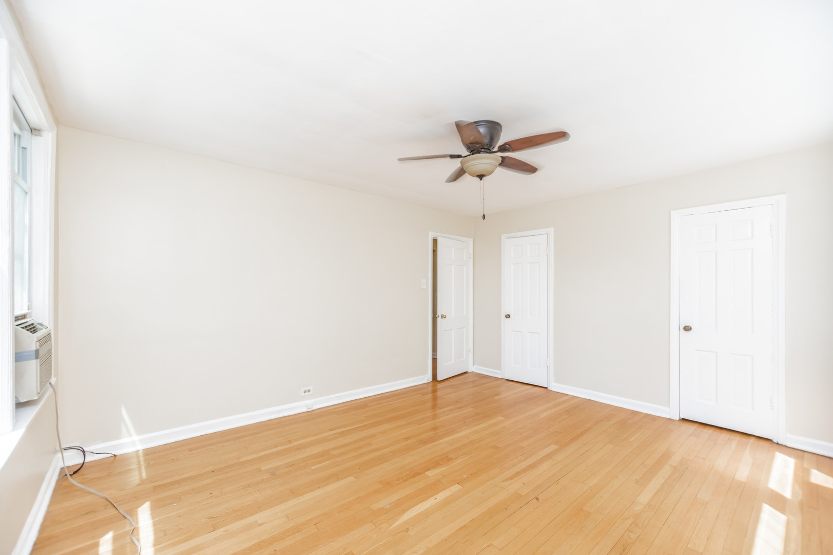 Chicago, Illinois 60615, United States, 2 Bedrooms Bedrooms, ,1 BathroomBathrooms,Residential,Active,161886