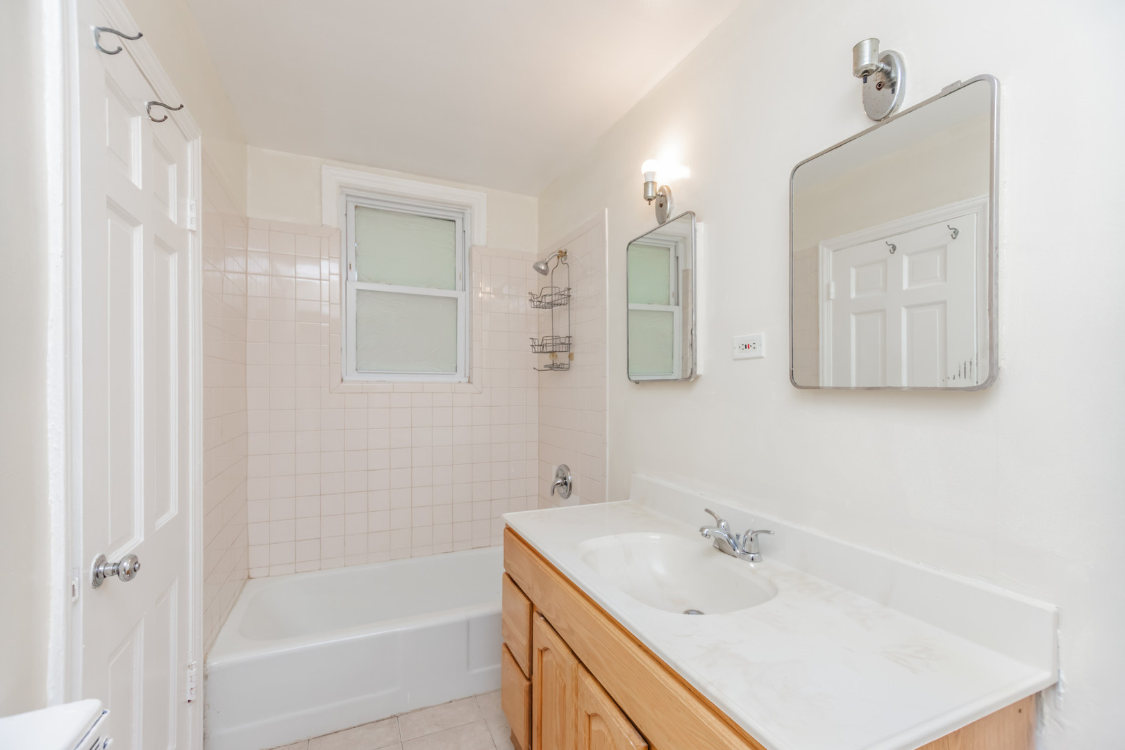 Chicago, Illinois 60615, United States, 2 Bedrooms Bedrooms, ,1 BathroomBathrooms,Residential,Active,161886