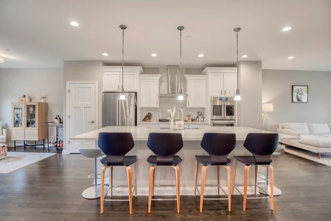 Tiny photo for 694 Parkside Court, Libertyville, IL 60048 (MLS # 12500652)