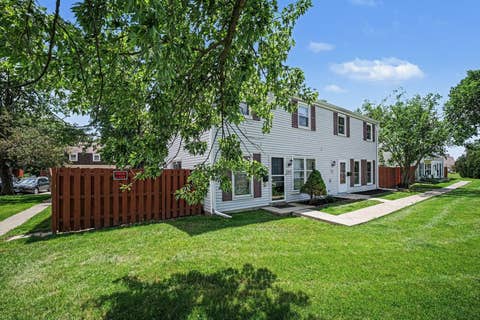 Tiny photo for 1801 Jamestown Circle, Hoffman Estates, IL 60169 (MLS # 12680703)