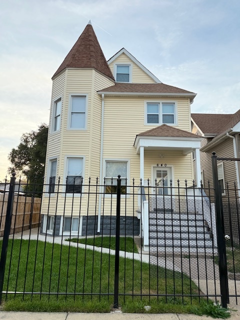 640 N LARAMIE Avenue 1