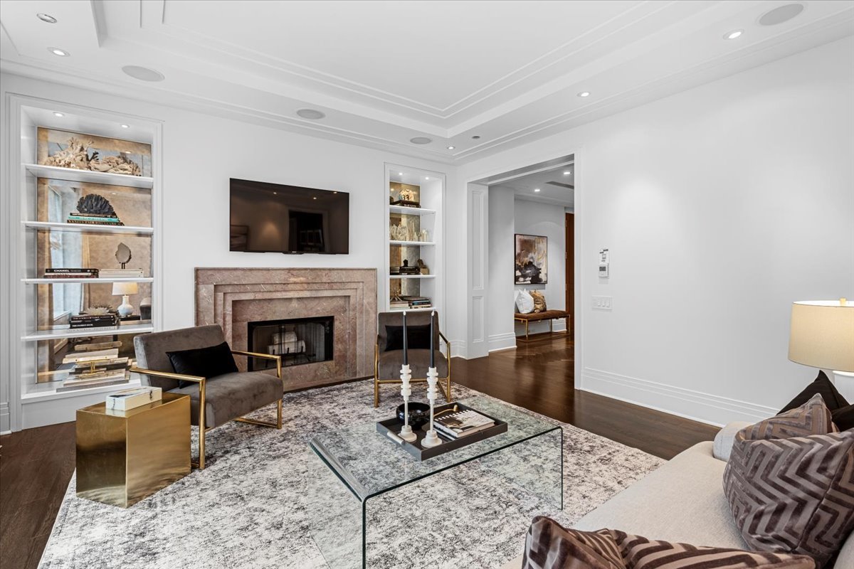 159 E Walton Place 5G