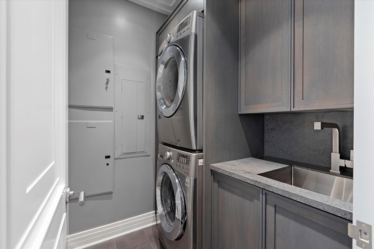 159 E Walton Place 5G