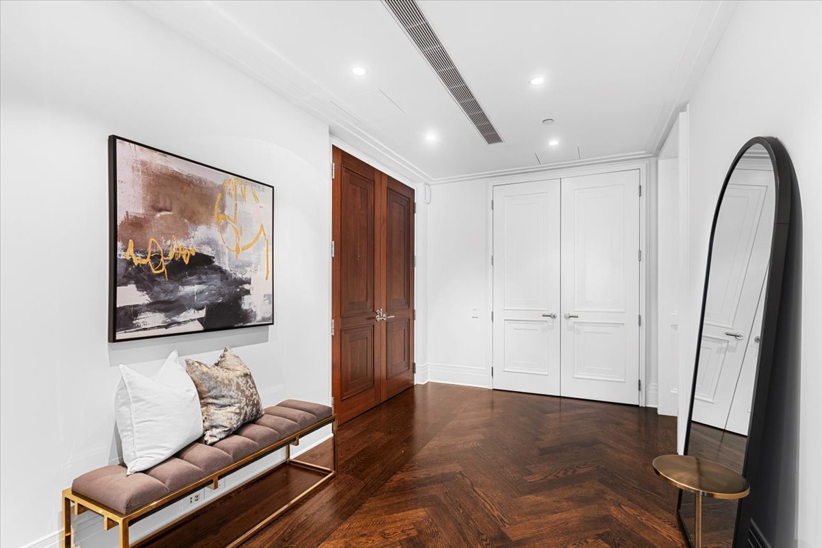 159 E Walton Place 5G