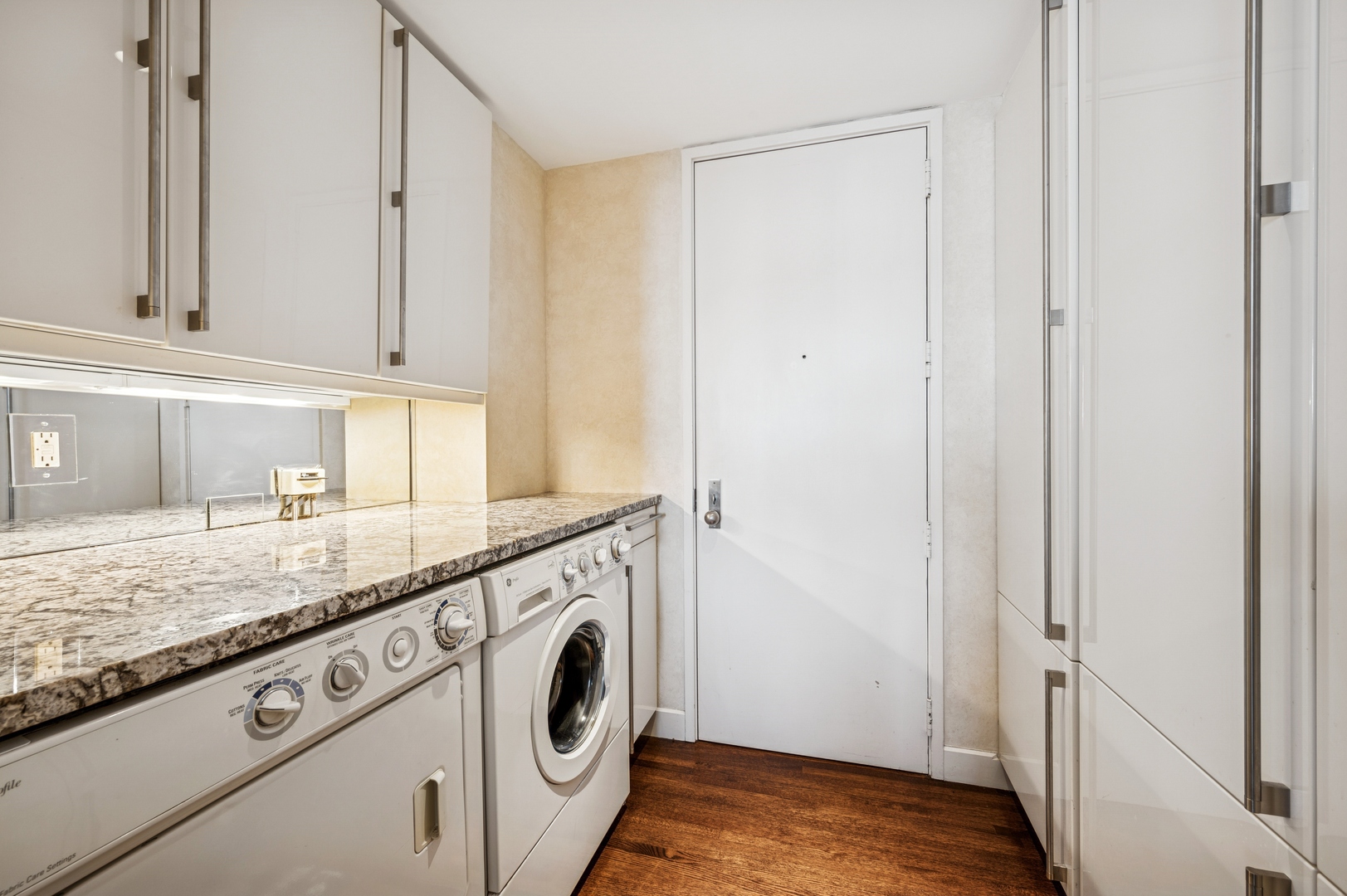 Chicago, Illinois 60611, United States, 3 Bedrooms Bedrooms, ,3 BathroomsBathrooms,Residential,Active,126897