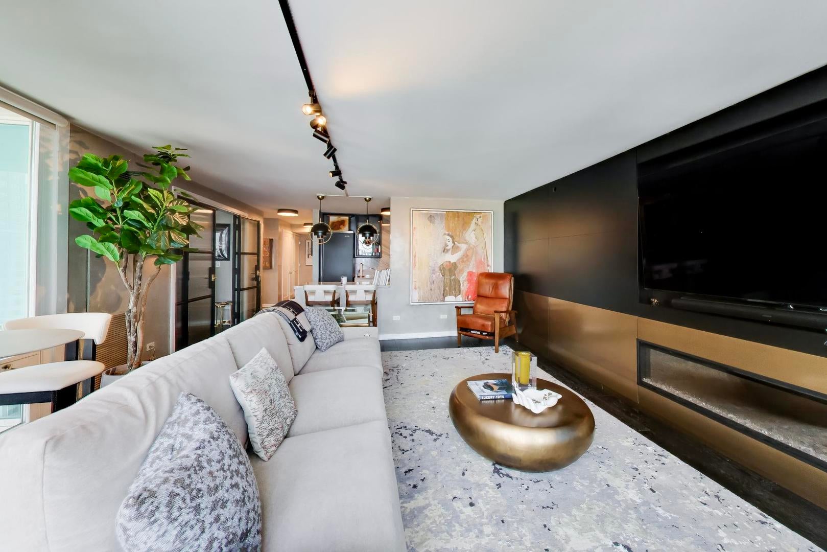345 N LaSalle Drive 3502