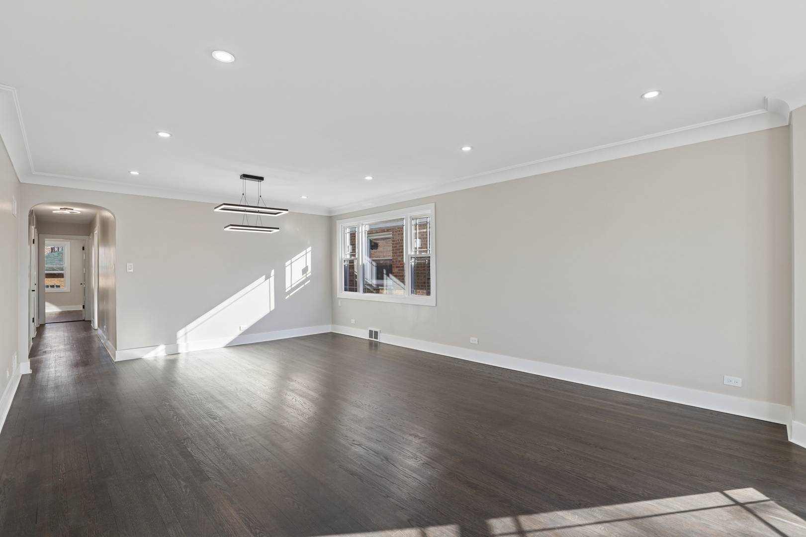 5547 N California Avenue