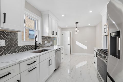 Tiny photo for 5547 N California Avenue, Chicago, IL 60625 (MLS # 12585187)