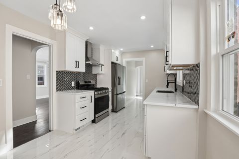 Tiny photo for 5547 N California Avenue, Chicago, IL 60625 (MLS # 12585187)