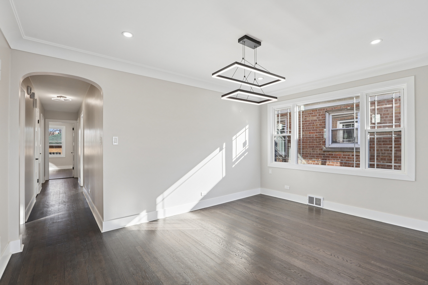 5547 N California Avenue