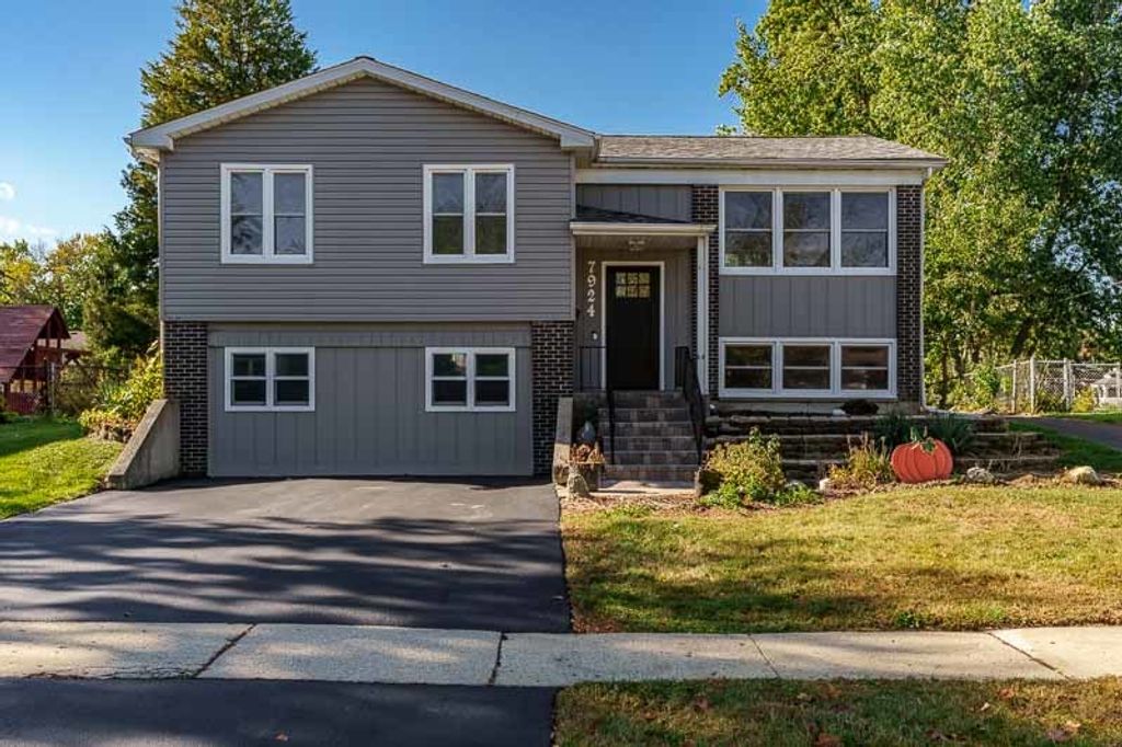 Photo for 7924 WESTVIEW Lane, Woodridge, IL 60517 (MLS # 12489087)