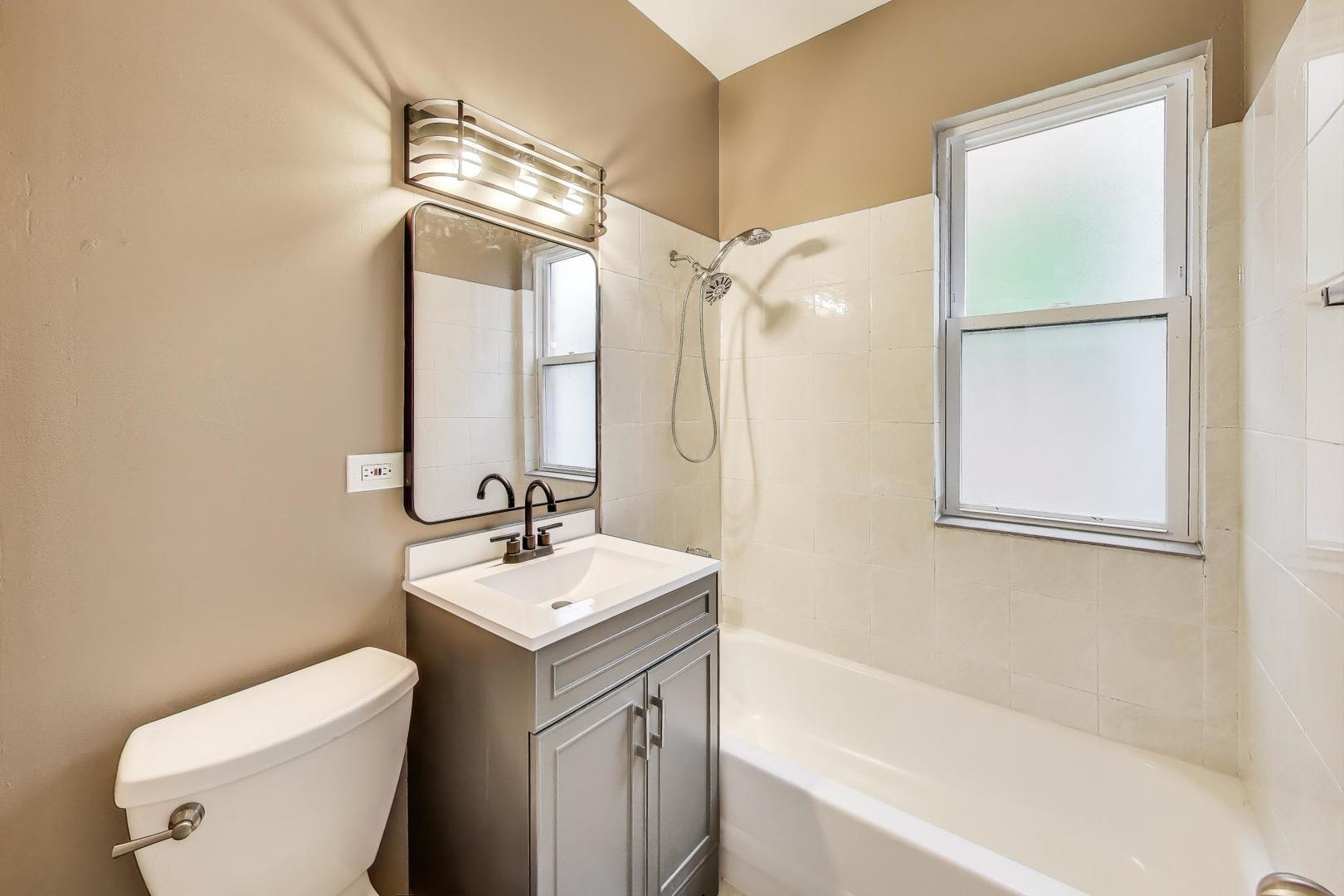 912 N ASHLAND Avenue 3C