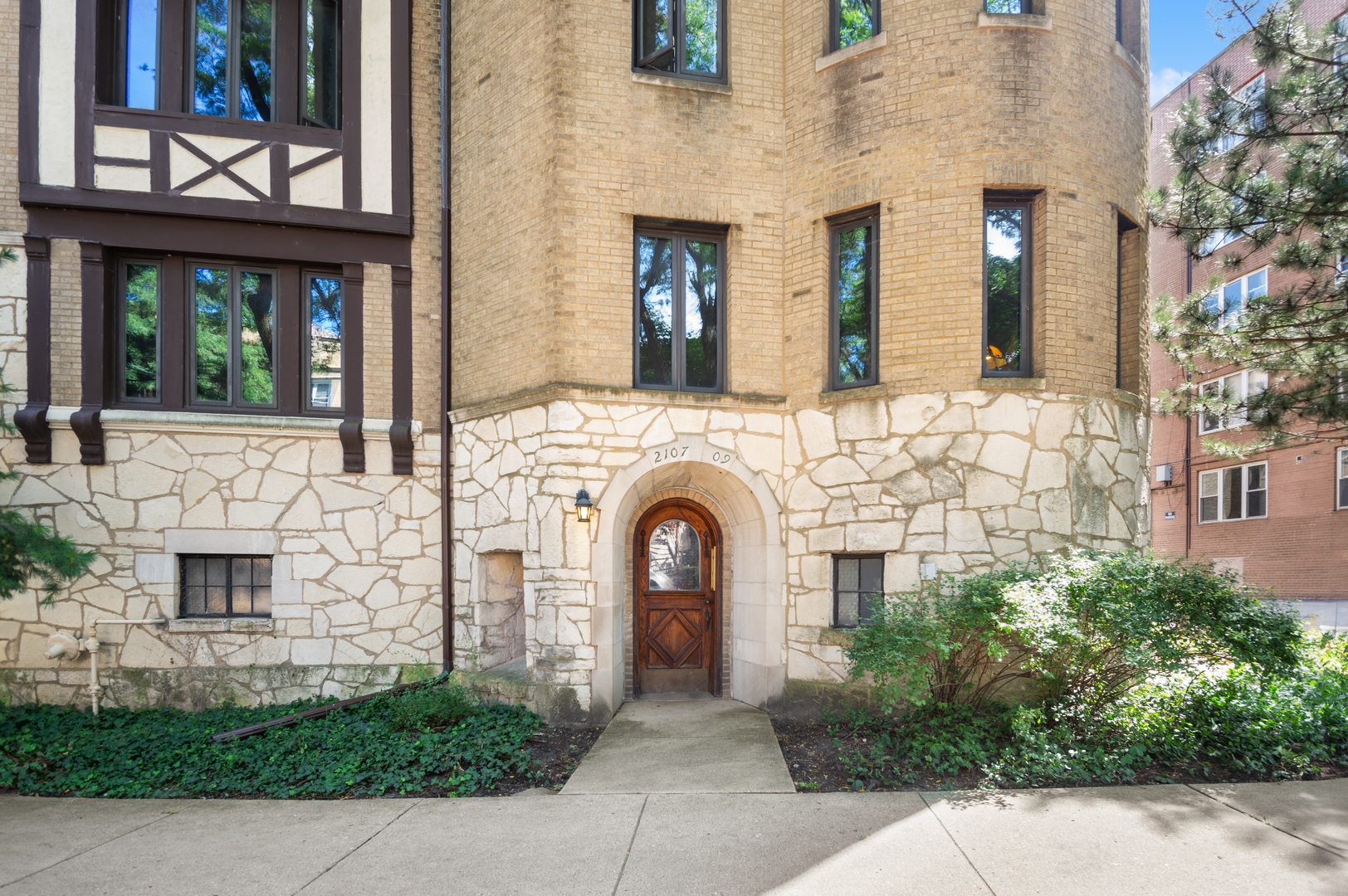 2109 W Jarvis Avenue 1