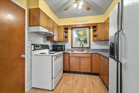 Tiny photo for 803 Marion Street, Bloomington, IL 61701 (MLS # 12466486)