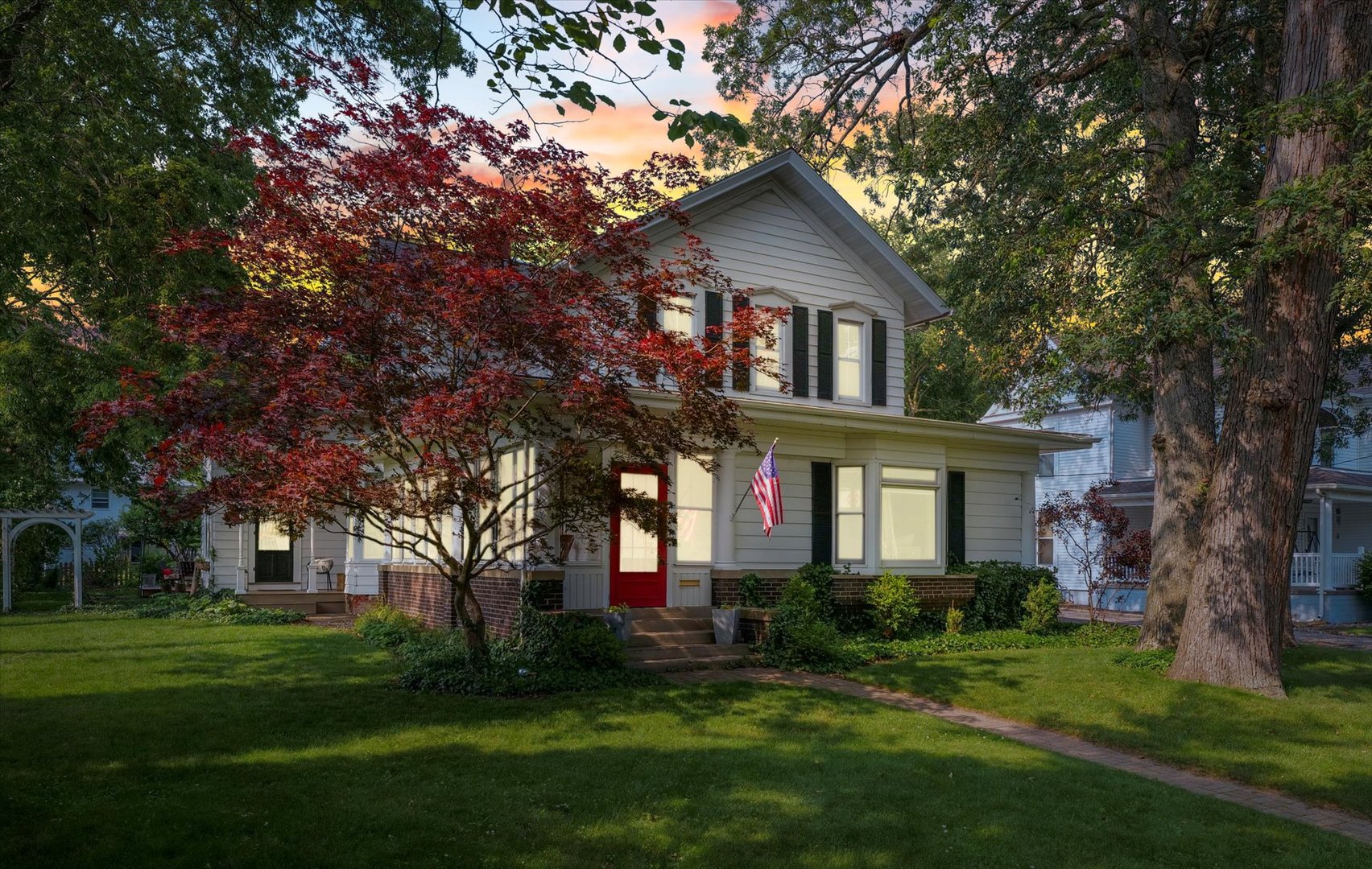 320 E Locust Street