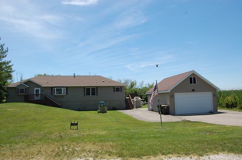 Single Family Residence in Antioch IL 26175 Mary Ann Road.jpg