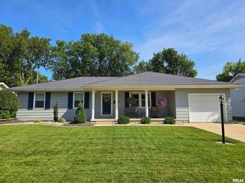 Tiny photo for 1782 Frazier Avenue, Centralia, IL 62801 (MLS # EB460142)
