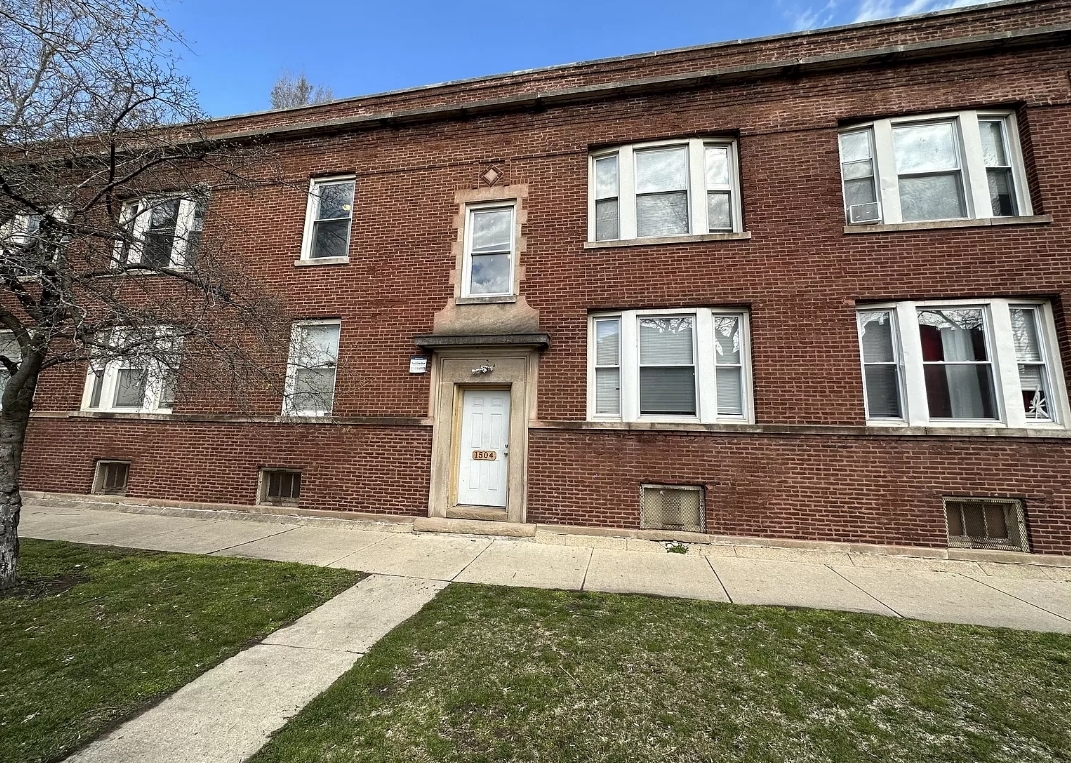 1504 E 74th Place