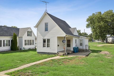 Photo of 712 10th Street, De Witt, IA 52742 (MLS # 12670999)