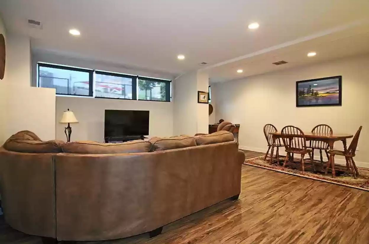 1045 W Cornelia Avenue 102