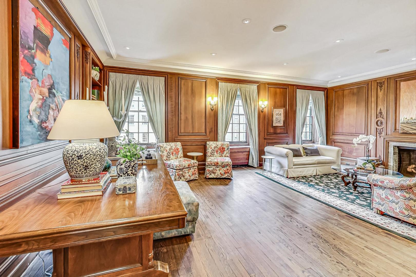 232 E WALTON Place 10E
