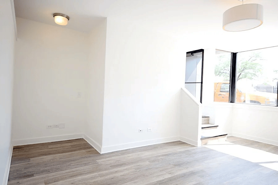 946 W Montrose Avenue 946