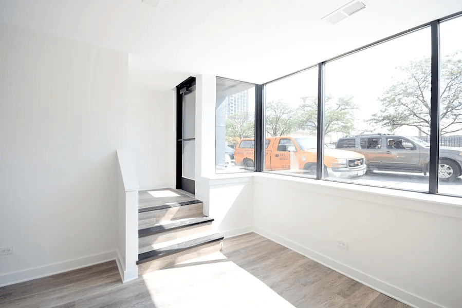 946 W Montrose Avenue 946