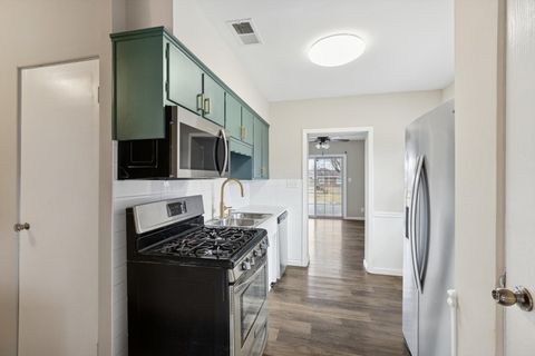 Tiny photo for 3808 15th Street B, Moline, IL 61265 (MLS # 12583427)