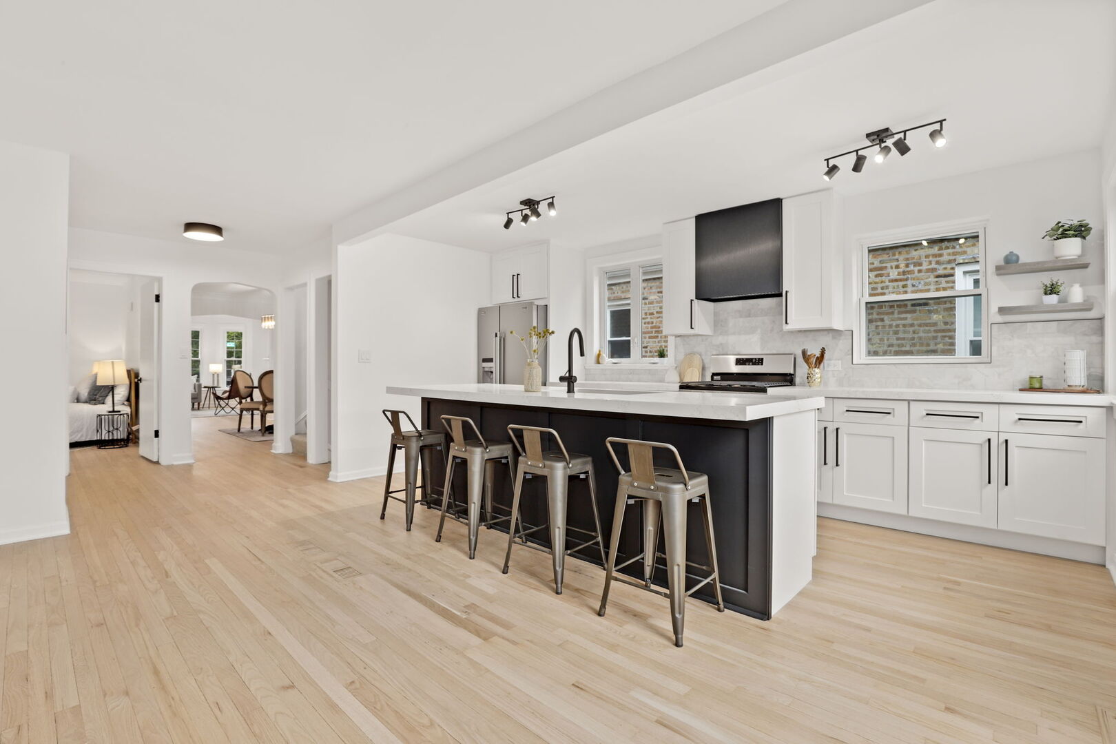 Chicago, Illinois 60646, United States, 4 Bedrooms Bedrooms, ,4 BathroomsBathrooms,Residential,Active,240438