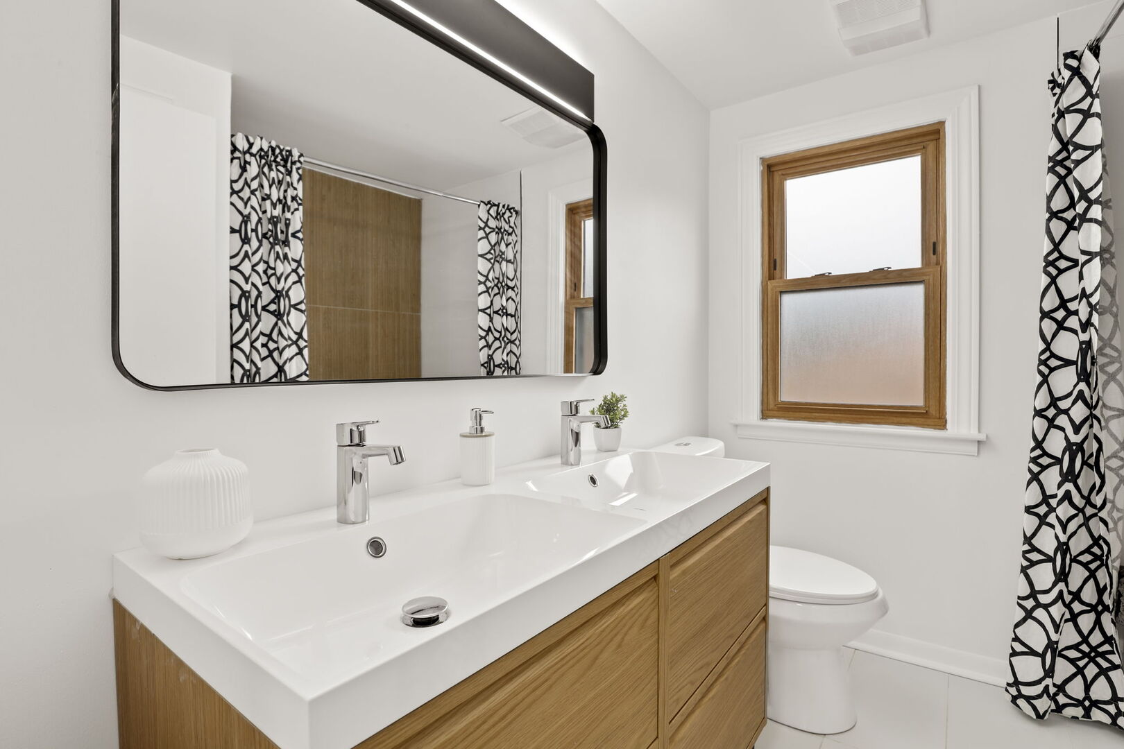 Chicago, Illinois 60646, United States, 4 Bedrooms Bedrooms, ,4 BathroomsBathrooms,Residential,Active,240438