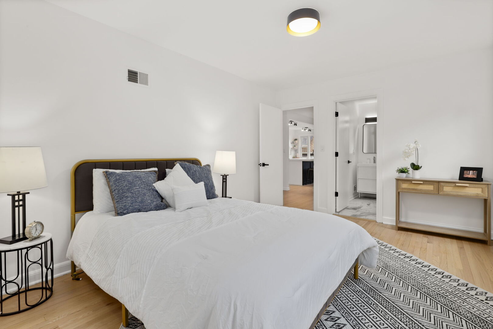 Chicago, Illinois 60646, United States, 4 Bedrooms Bedrooms, ,4 BathroomsBathrooms,Residential,Active,240438