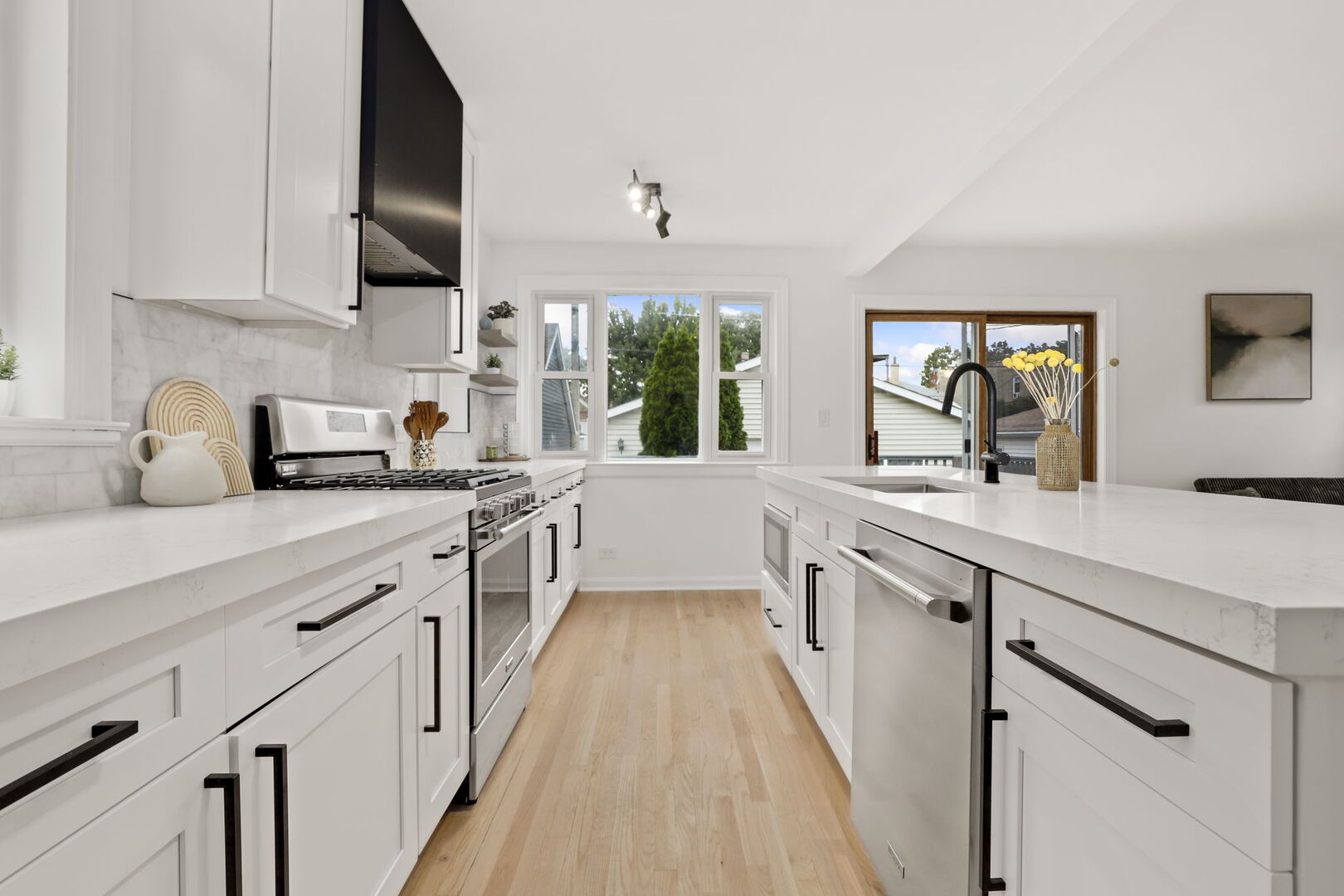 Chicago, Illinois 60646, United States, 4 Bedrooms Bedrooms, ,4 BathroomsBathrooms,Residential,Active,240438