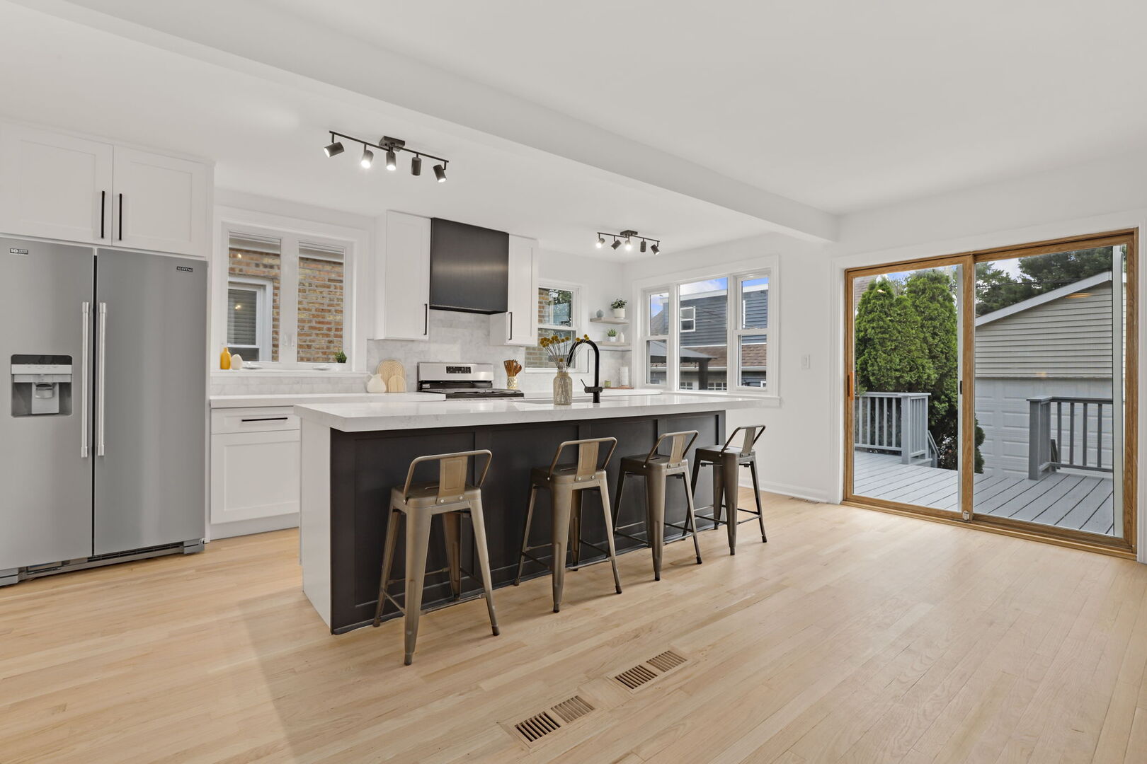 Chicago, Illinois 60646, United States, 4 Bedrooms Bedrooms, ,4 BathroomsBathrooms,Residential,Active,240438