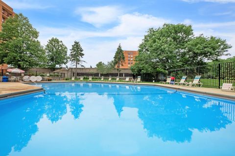 Tiny photo for 6010 Oakwood Drive #6H, Lisle, IL 60532 (MLS # 12686609)
