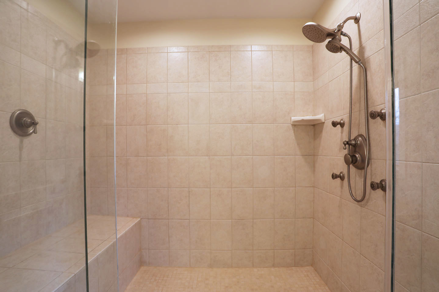 Roselle, Illinois, 60172, United States, 5 Bedrooms Bedrooms, ,5 BathroomsBathrooms,Residential,Contingent,2051950