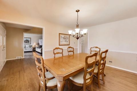Tiny photo for 2013 N Windsor Drive, Arlington Heights, IL 60004 (MLS # 12580942)