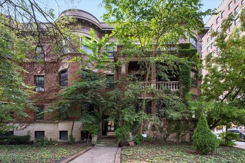 Photo of 5502 S HYDE PARK Boulevard #1, Chicago, IL 60637 (MLS # 12454747)