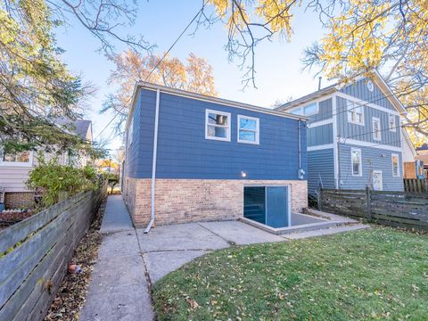 Tiny photo for 2424 Cowper Avenue, Evanston, IL 60201 (MLS # 12516574)