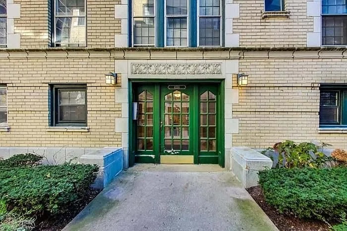 4310 N Clarendon Avenue 1020