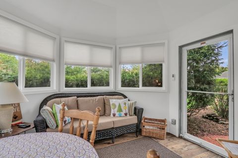 Tiny photo for 1525 Saratoga Court, Libertyville, IL 60048 (MLS # 12635923)