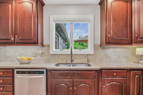 Tiny photo for 1525 Saratoga Court, Libertyville, IL 60048 (MLS # 12635923)
